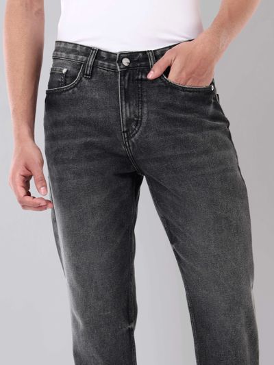Discover the Surprising Similarities and Differences Between Men's Slim and  Straight Jeans