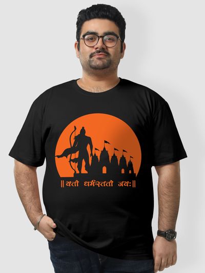 https://www.beyoung.in/api/cache/catalog/products/printed_t-shirts_for_men_15_8_2022/black_sanskrit_shloka_black_plus_size_men_base_17_01_2024_400x533.jpg