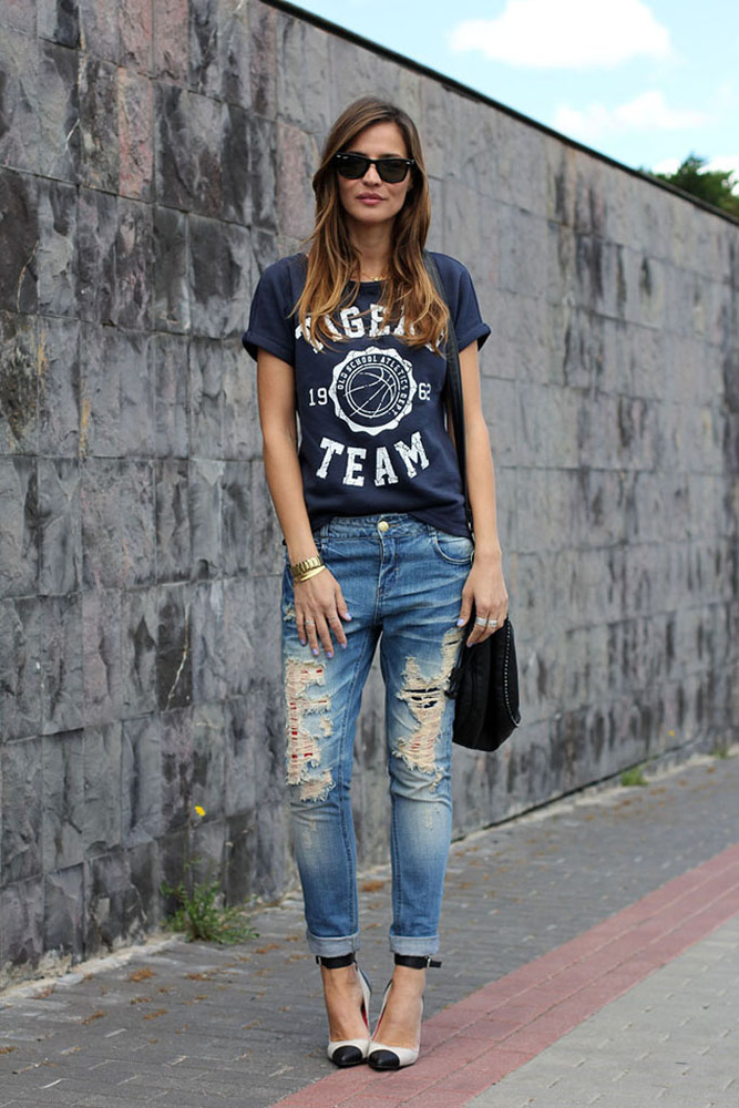Boyfriend Jeans With Printed T Shirt